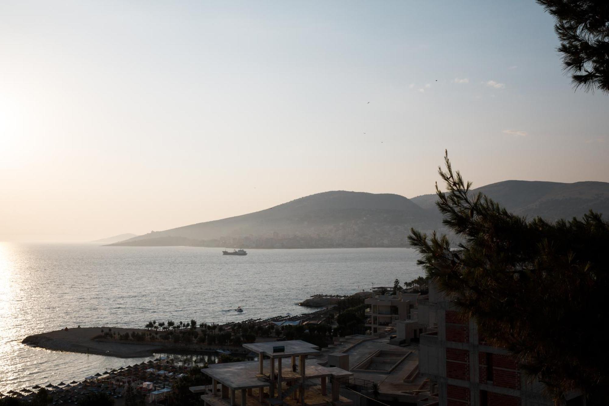 Grand Blue Aparthotel Sarandë エクステリア 写真