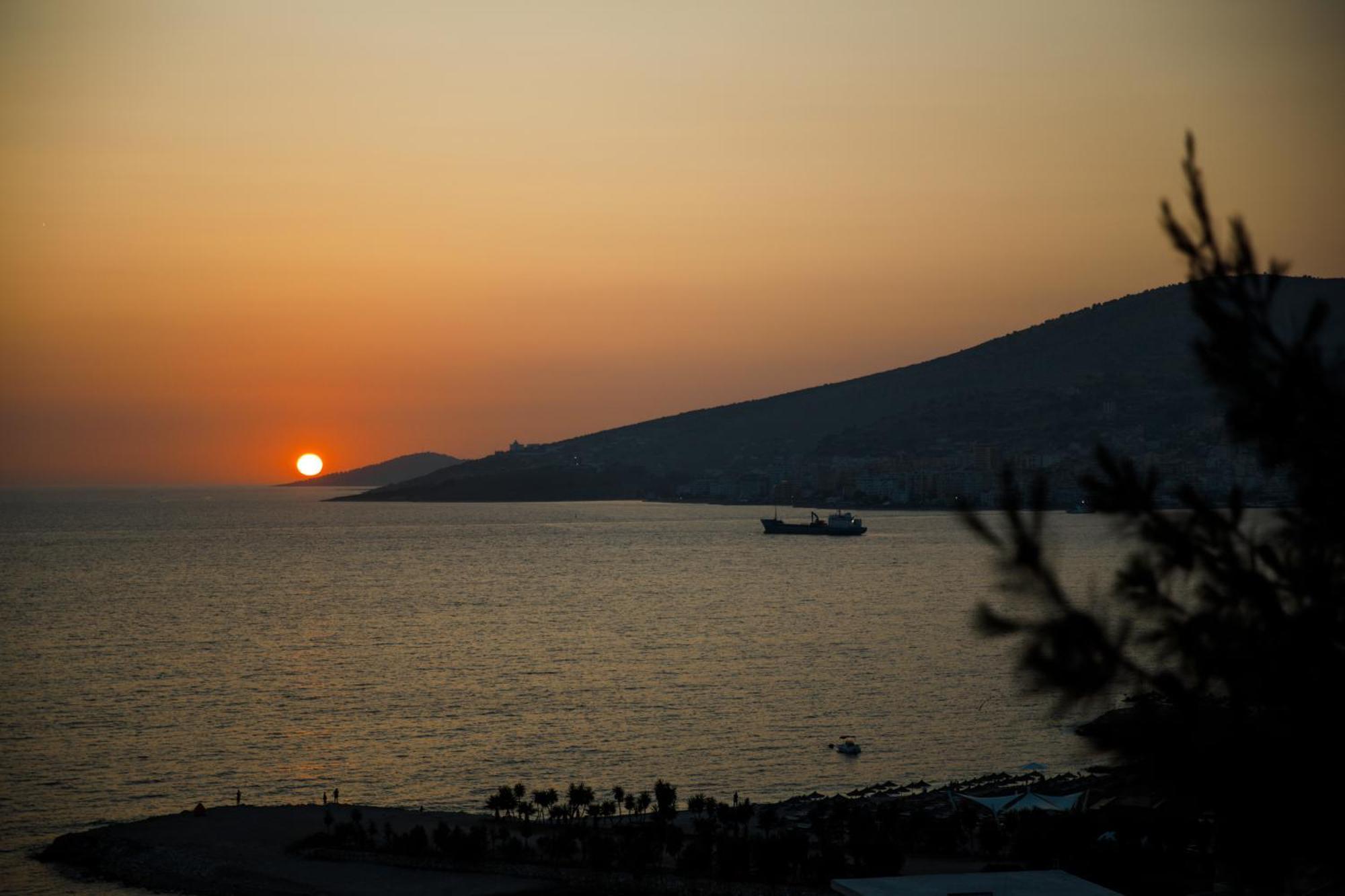 Grand Blue Aparthotel Sarandë エクステリア 写真