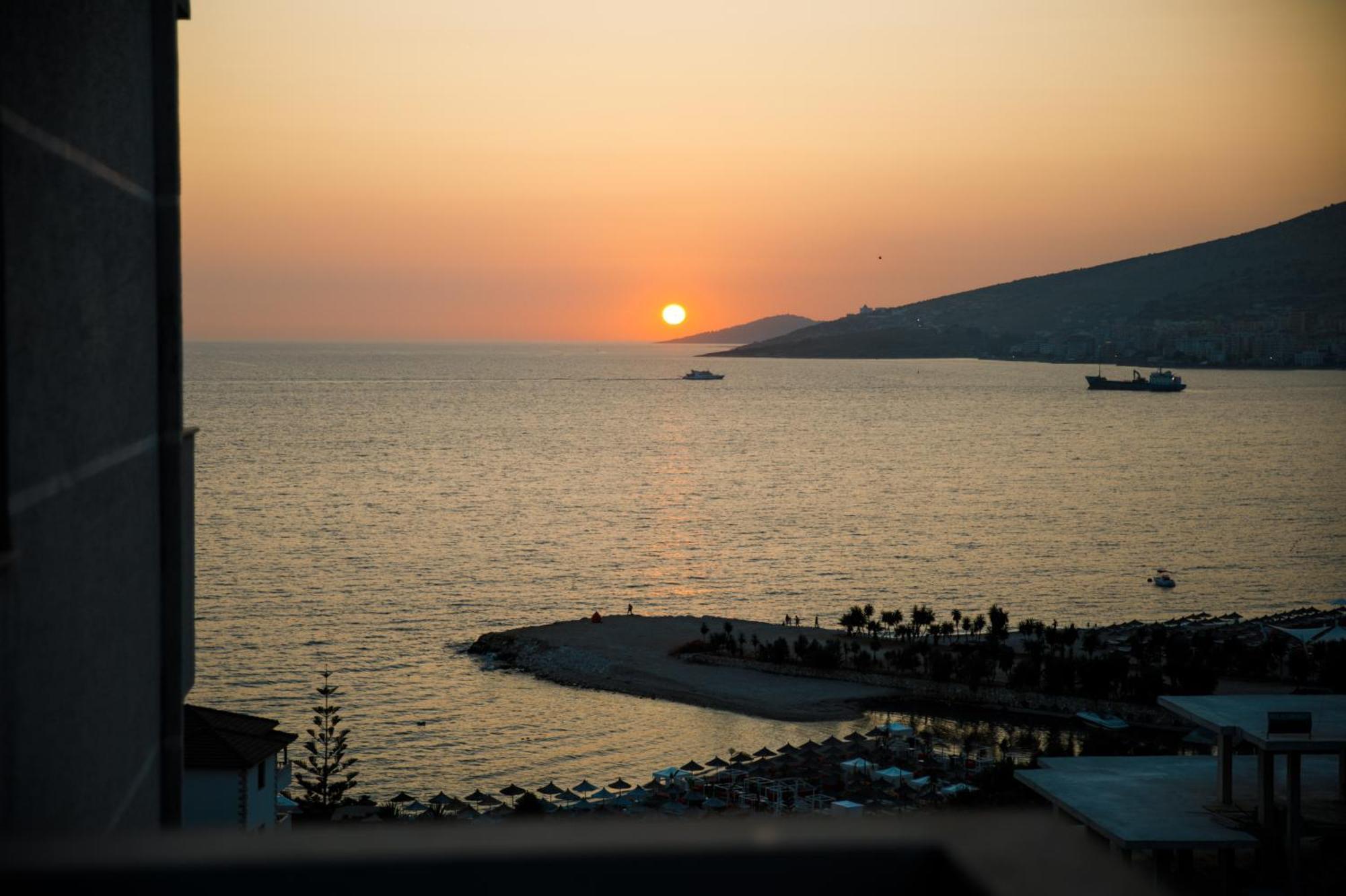 Grand Blue Aparthotel Sarandë エクステリア 写真