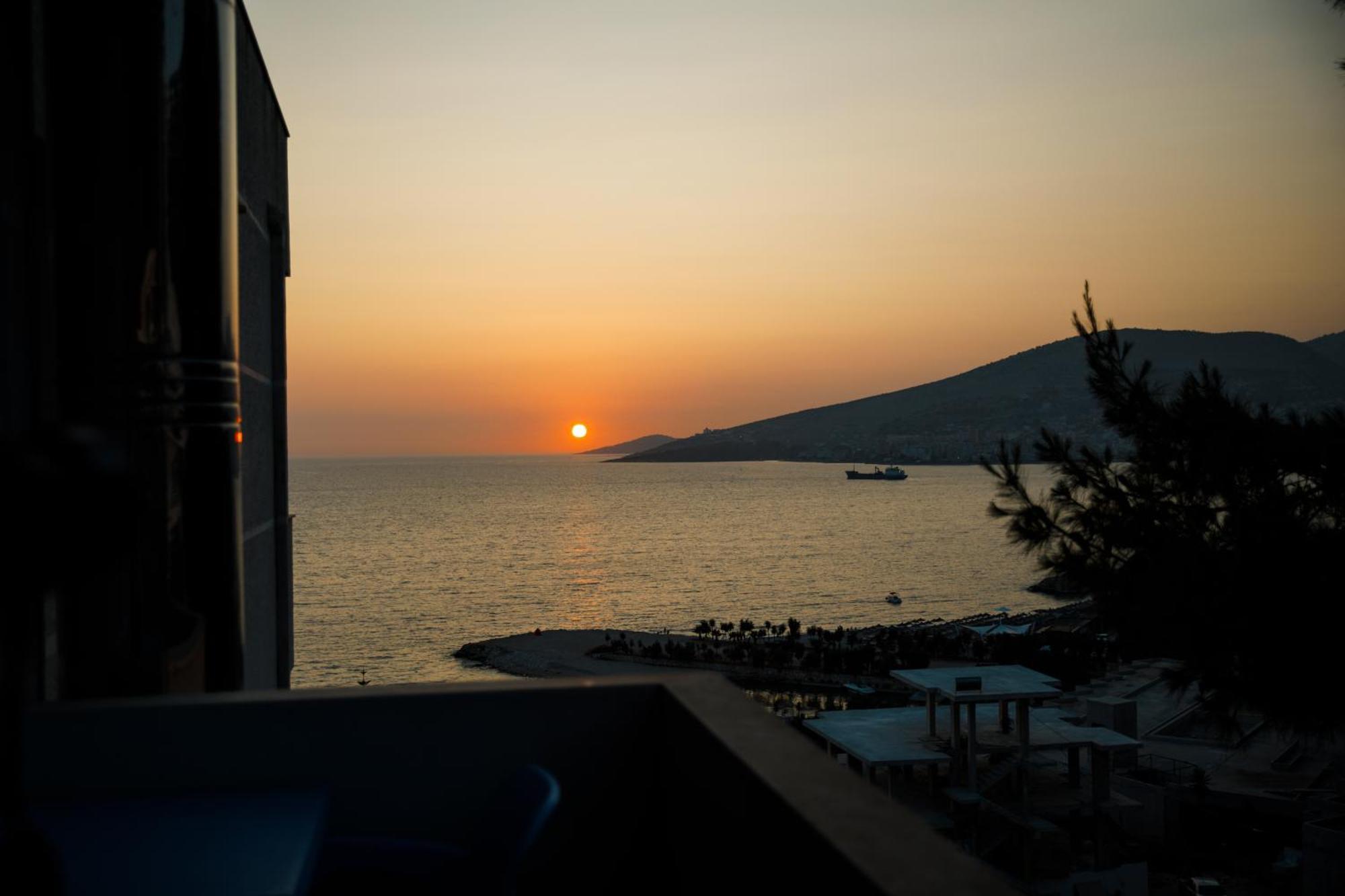 Grand Blue Aparthotel Sarandë エクステリア 写真